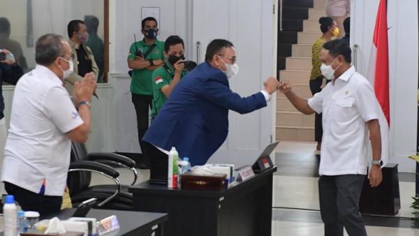 Menpora Zainudin Amali (kanan) menyapa Ketua Umum PSSI Mochamad Iriawan jelang rapat Koordinasi Pengkajian Terhadap Usulan Penyelenggaraan Kompetisi Sepak Bola Liga 1 & 2 di Wisma Kemenpora, Rabu (10/2/2021) sore. (Foto: Kemenpora)