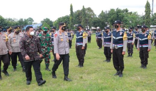 Kapolda NTB Irjen Pol M Iqbal mengecek personel yang diterjunkan untuk mencegah penularan Covid-19 saat apel pasukan, Kamis (11/2/2021). (Foto: Repro. Humas Polda NTB)
