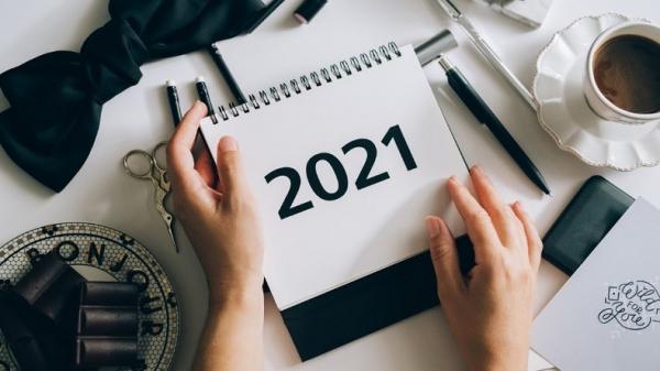 Kalender 2021 Gubernur Ganjar Pranowo saat melantik 840 pejabat fungsional Pemprov Jateng di Semarang, Kamis (11/2/2021). (Istimewa)