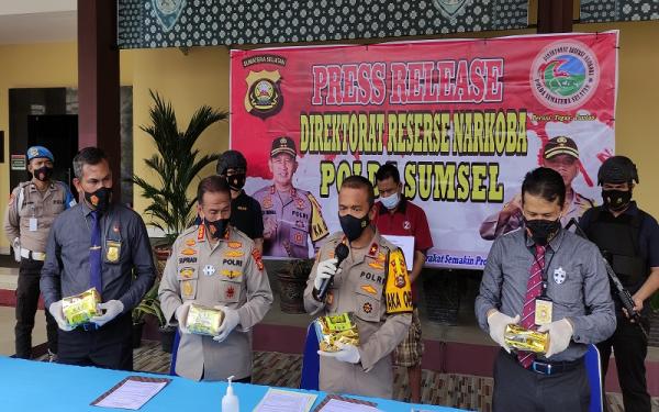 Polda Sumsel rilis tangkapan 25 kilogram sabu. (Foto: Dede)