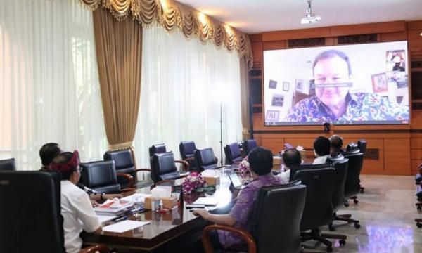 Wakil Dubes Inggris untuk Indonesia, Rob Fenn audiensi virtual dengan Gubernur Bali Wayan Koster, Rabu (10/2/2021). (Foto: Humas Pemprov Bali)