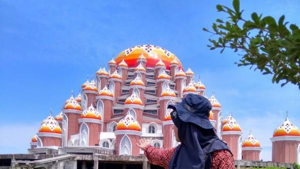 Kawasan CPI dan Pantai Losari ramai pengunjung2 Suasana kawasan CPI dan Pantai Losari yang menjadi alternatif utama bagi pengunjung pada hari libur Imlek, Jumat (12/2/2021). (Foto: Antara)
