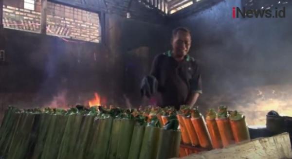 Lemang, makanan khas Pontianak untuk berbuka puasa. (Foto: iNews.id/Barlian Pasore)