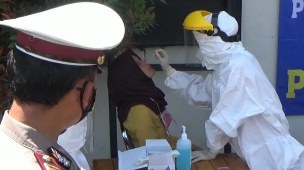 Warga luar kota wajib menjalani rapid test antigen di gerbang Tol Cileunyi. (Foto: iNewsTv/Mujib Prayitno)