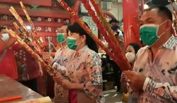 Wali Kota Singkawang Imlek 2 Wali Kota Singkawang Tjhai Chui Mie mendatangi Vihara Tri Dharma Bumi Raya, Kamis (11/2/2021) malam. (Foto: iNews.id/Uun Yuniar)