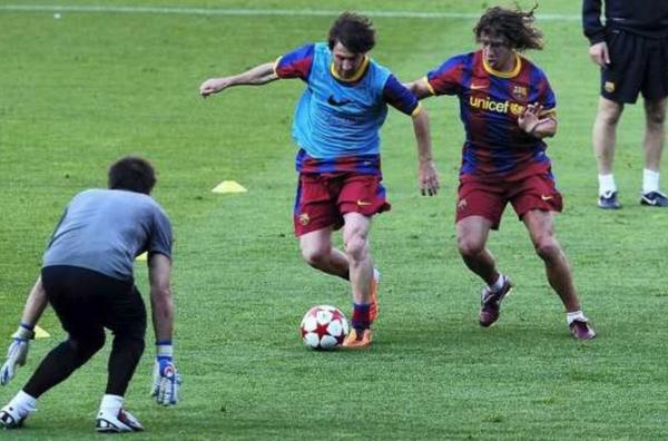 Lionel Messi dan Carles Puyol Kapten Barcelona Lionel Messi pernah ngamuk saat latihan dan membuat mantan rekan setimnya Carles Puyol seperti orang bodoh. (Foto: Manchester Evening News)