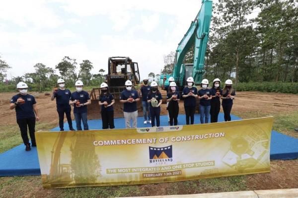 Sejumlah warga terdampak banjir di Gayamsari, Semarang saat beraktivitas di luar rumah. (Foto: Ist)