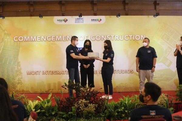 Movieland Mnc Sejumlah warga terdampak banjir di Gayamsari, Semarang saat beraktivitas di luar rumah. (Foto: Ist)