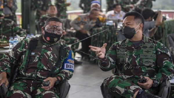 Komandan Kodiklatad Letjen TNI AM Putranto (kiri) bersama KSAD Jenderal TNI Andika Perkasa. (Foto: Antara).