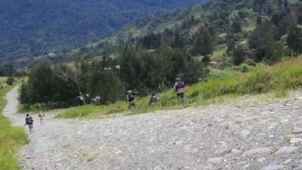 Momen saat TNI-Polri serang balik KKB dalam kontak senjata di Ilaga Puncak. (Foto: Istimewa).