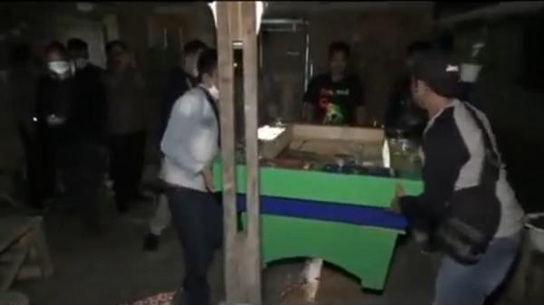 Petugas Polres Tebing Tinggi membawa alat perjudian. (Foto: iNewsTv/Abdullah Sani Hasibuan)