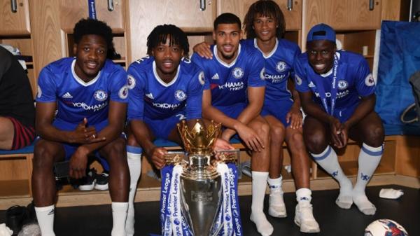 Chelsea Youth 2 Ola Aina, Nathaniel Chalobah, Ruben Loftus-Cheek, Nathan Ake dan Kurt Zouma berpose dengan trofi Liga Inggris 2017. (Foto: The Sun)