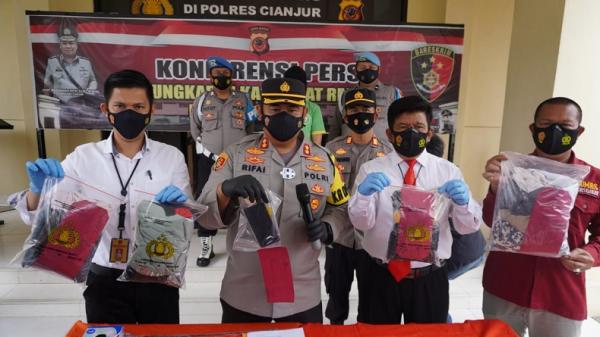GURU CABUL1.JPG Kapolres Cianjur AKBP Mohammad Rifai menunjukkan barang bukti kasus pencabulan dengan tersangka AW. (Foto: Humas Polres Cianjur)