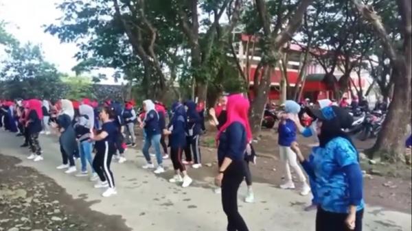 Ibu-ibu tanpa memakai masker ikuti senam zumba. (Foto: iNews/Ichsan Anshari).