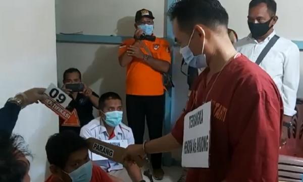 Rekonstruksi pembunuhan di Pontianak yang dilakukan Hendra alias Akiong kepada keluarga istrinya, Senin (15/2/2021). (Foto: iNews.id/Uun Yuniar)