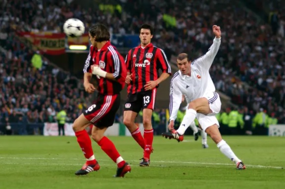 Gol voli Zinedine Zidane ke gawang Bayer Leverkusen di final Liga Champions 2002 (Foto: Sport Bible)