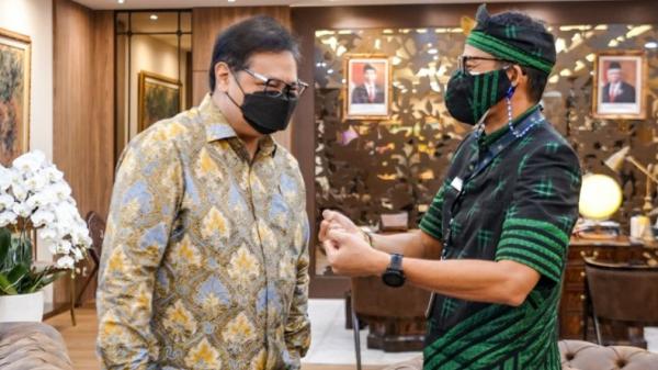 Menparekraf Sandiaga Uno (kanan) dan Menko Perekonomian Airlangga Hartarto. (Foto: Kemenparekraf).