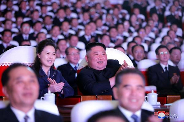 Kim Jong Un (kanan) dan istrinya, Ri Sol Ju, tampil bersama di depan publik untuk pertama kalinya. (Foto: Reuters)