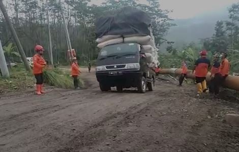 Mobil pikap melintas di Tanjakan Clirit View, Kalibakung, Kabupaten Tegal. (Foto: ist)