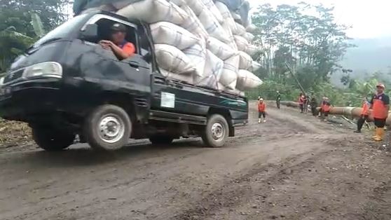 Mobil pikap melintas di Tanjakan Clirit View, Kalibakung, Kabupaten Tegal. (Foto: ist)