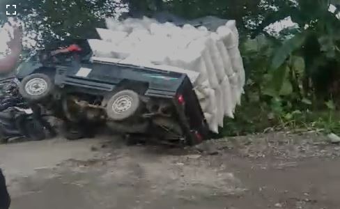 Mobil pikap melintas di Tanjakan Clirit View, Kalibakung, Kabupaten Tegal. (Foto: ist)