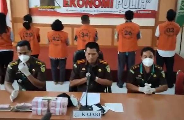 Kejari Buleleng menahan tujuh tersangka dugaan korupsi dana hibah pariwisata. (Foto: iNews/Pande Wismaya)