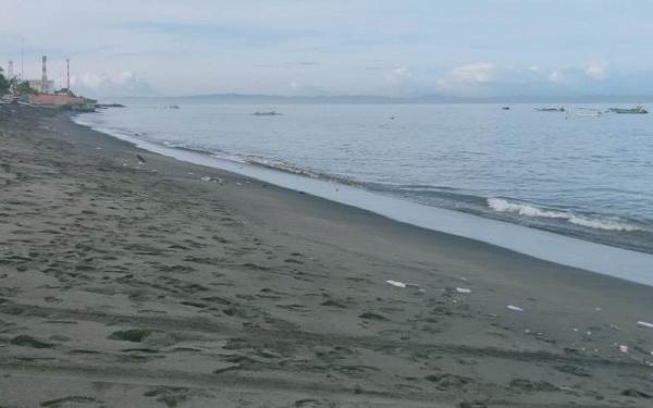 Kondisi pesisir Pantai Ampenan, Kota Mataram Kondisi pesisir Pantai Ampenan, Kota Mataram, Provinsi Nusa Tenggara Barat, Selasa (16/2-2021), terlihat tenang dan landai sehingga sebagain nelayan sudah turun melaut pascacuaca ekstrem. (Foto: BPBD Mataram)
