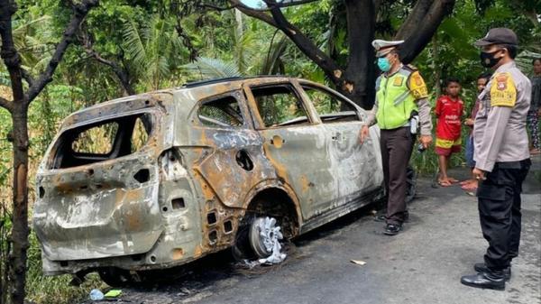 Mobil Athira Farina Mobil yang ditumpangi pilot cantik Athira Farina terbakar ketika berlibur di Nusa Penida, Bali. (Chusna Mohammad)