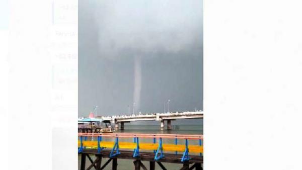 Foto tangkapan layar puting beliung di Pantai Kenjeran Surabaya. 