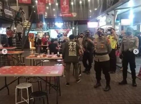 Kapolsek 2 Para pekerja tengah melakukan pemadatan jalur darurat di km 122 Tol Cipali. (Foto: iNews/Yudy Heryawan Juanda)