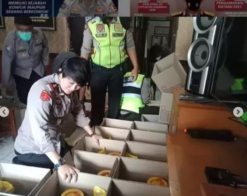 Para pekerja tengah melakukan pemadatan jalur darurat di km 122 Tol Cipali. (Foto: iNews/Yudy Heryawan Juanda)