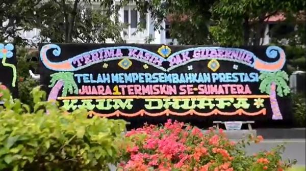 papan bunga Salah satu papan bunga di depan Kantor Pemerintah Provinsi Aceh berisi sindiran. (Foto: iNews/Taufan Mustafa)