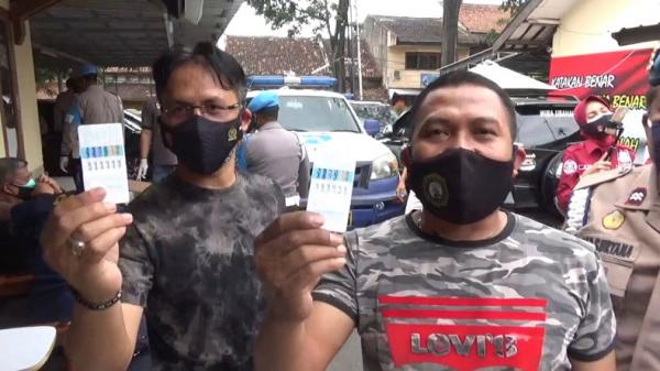 Anggota Polsek Bawet menunjukkan hasil tes urin negatif narkoba. (Foto: iNews.id/Agus Warsudi)