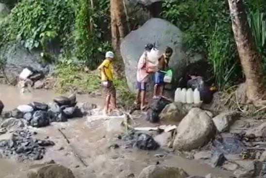 Warga Sikka antre mengambil air bersih di sumber mata air. (Foto: iNews/Joni Nura)