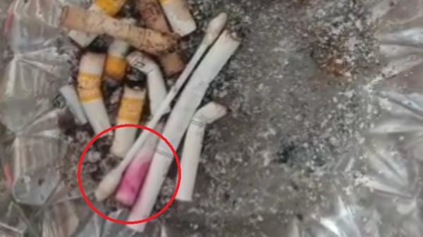 Puntung rokok bernoda lisptik ditemukan di asbak dalam kamar korban. (Foto: iNewsTv/Asep Juhariyono)