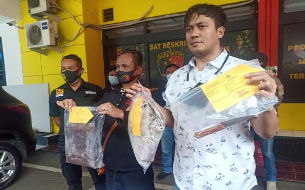 PEMBUNUHAN CARINGIN3.JPG Kasat Reskrim Polrestabes Bandung AKBP Adanan Mangopang menunjukkan barang bukti pisau yang digunakan pelaku Eliyudin Telaumbanua untuk membunuh korban Suterman. (Foto: iNews.id/Agus Warsudi)