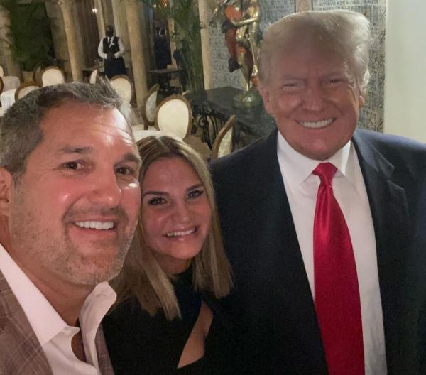 Donald Trump (kanan) saat menghadiri acara di rumah pengusaha AS, Keith Otto, belum lama ini. (Foto: Instagram)