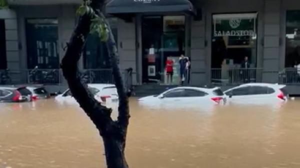 Sejumlah mobil terparkir terjebak banjir di kawasan Kemang, Jakarta Selatan, Sabtu (20/2/2021). (Foto: Istimewa).