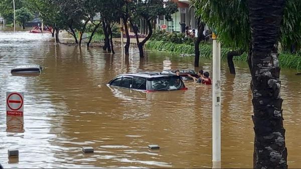 Proses evakuasi sejumlah mobil yang terjebak banjir di kawasan Kemang, Jakarta Selatan, Sabtu (Foto: Ari Sandita/ Sindonews).
