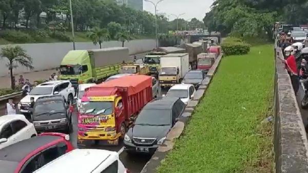 Macet Tol Tb Simatupang Ari Si  Banjir di kawasan Tol TB Simatupang, Pasar Minggu, Jakarta Selatan menyebabkan antrean panjang kendaraan, Sabtu (20/2/2021). (Foto: Ari Sandita/ Sindonews).