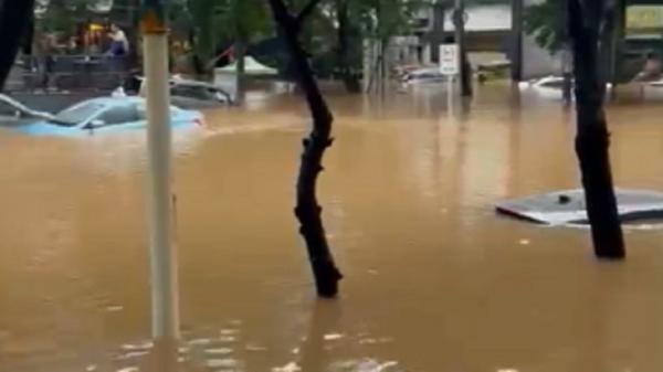 Sejumlah mobil terparkir terjebak banjir di kawasan Kemang, Jakarta Selatan, Sabtu (20/2/2021). (Foto: Istimewa).