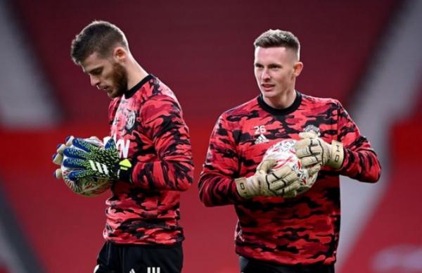 Manchester United (MU) galau. Mereka ingin menjual salah satu kiper, antara David De Gea atau Dean Henderson. (Foto: Mirror)