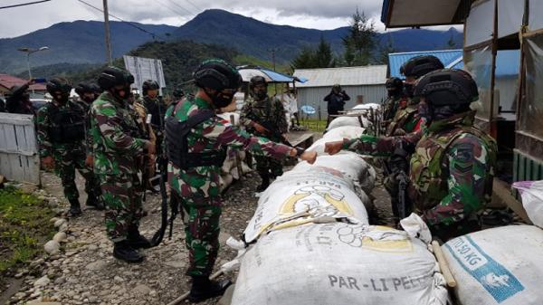 Pangdam XVII/Cenderawasih Mayjen TNI Ignatius Yogo Triyono mengunjungi satuan-satuan jajarannya di wilayah pegunungan Papua. (Foto: Dispenad).