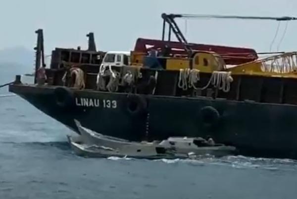 Detik-detik perompak beraksi di Kapal Tongkang Linau 133 Malaysia di Selat Singapura. (Foto: iNews/Gusti Yennosa)