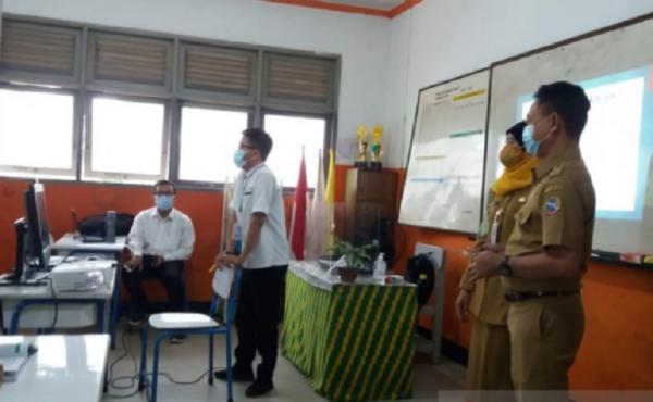 Edi Rusdi Kamtono memantau belajar tatap muka. (Foto: dok Pemkot Pontianak)