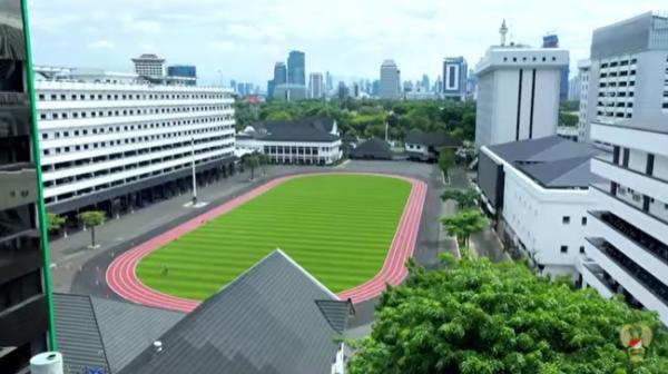 Lapangan utama Mabesad tampak hijau dan sangat bersih.