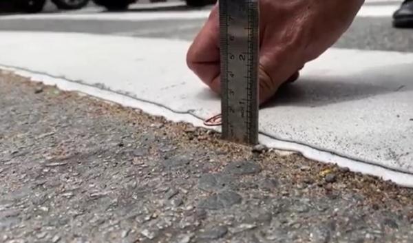 Pengukuran rumble strip atau pita penggaduh di Jalan Ahmad Yani, Pontianak mendapat sorotan pengendara. (Foto: iNews/Uun Yuniar)