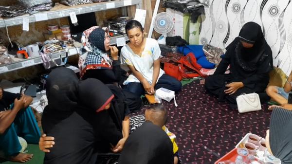 PESTA MIRAS2.JPg Keluarga Pupung, masih diselimuti kesedihan. Pupung tewas secara tragis akibat menenggak miras oplosan. (Foto: iNews/Asep Juhariyono)