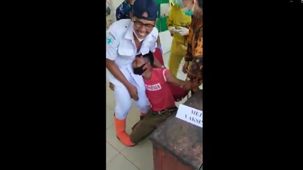 Disuntik Pria di Sumbar menangis dan merengek takut disuntik Covid-19 (Rus Akbar/MNC Portal)