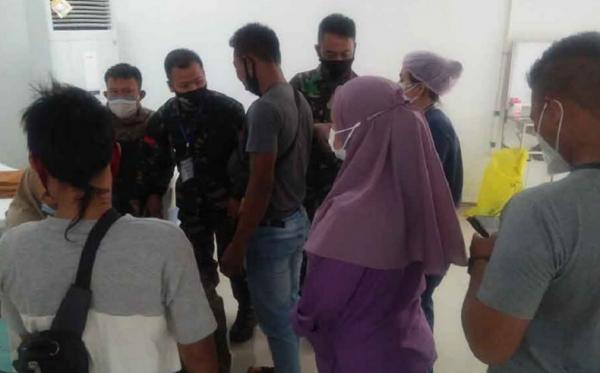 Dua prajurit Paskhas TNI AU mengagalkan seorang pasien Covid-19 di Wisma Atlet Kemayoran yang hendak bunuh diri loncat dari lantai 20. (Foto: Istimewa)